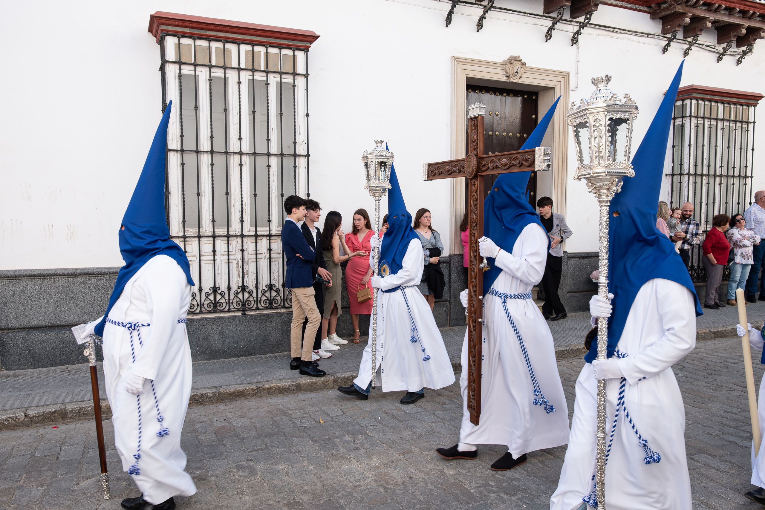 Die blauen Nazarenos setzen sich in Bewegung – mit Kreuz und Kerzenleuchter